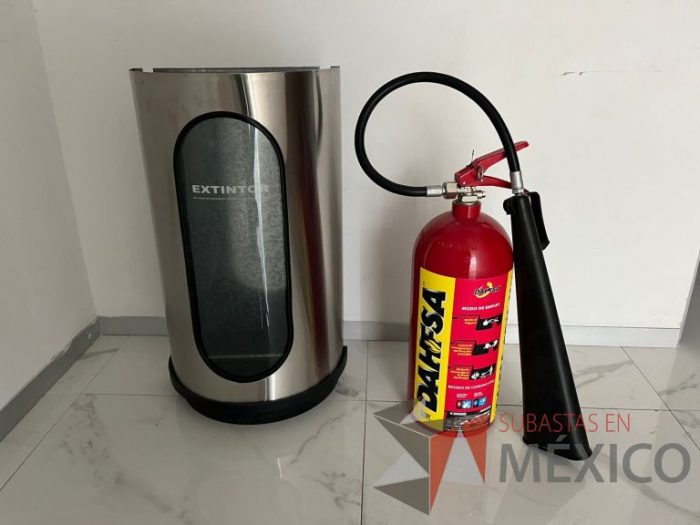 Lote 185 - 11 Extintores de Dióxido de Carbono, clase B y C de 4.5 kg. con porta extintor
