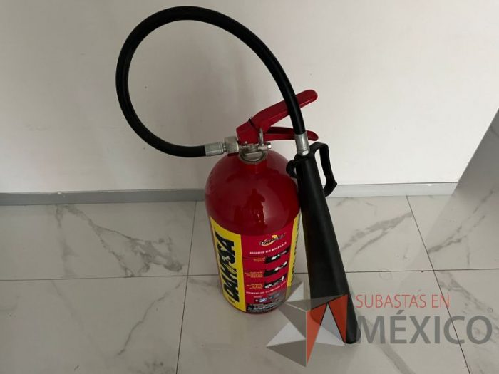 Lote 185 - 11 Extintores de Dióxido de Carbono, clase B y C de 4.5 kg. con porta extintor - Imagen 5