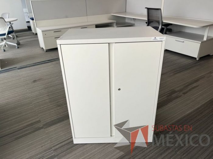 Lote 006 - 2 Gabinetes metálicos con 2 puertas color blanco  - Imagen 2
