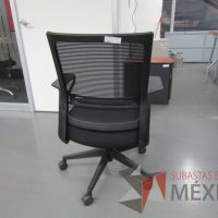 Lote 017 - 3 Sillas ejecutivas con ruedas, descansabrazos, respaldo en malla y asiento en tela color negro - Imagen 4