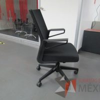 Lote 017 - 3 Sillas ejecutivas con ruedas, descansabrazos, respaldo en malla y asiento en tela color negro - Imagen 3