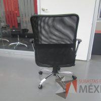 Lote 019 - 5 Sillas ejecutivas con ruedas, descansabrazos, respaldo en malla y asiento en tela color negro - Imagen 4