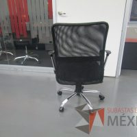 Lote 019 - 5 Sillas ejecutivas con ruedas, descansabrazos, respaldo en malla y asiento en tela color negro - Imagen 7
