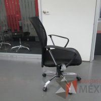 Lote 019 - 5 Sillas ejecutivas con ruedas, descansabrazos, respaldo en malla y asiento en tela color negro - Imagen 2