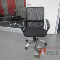 Lote 019 - 5 Sillas ejecutivas con ruedas, descansabrazos, respaldo en malla y asiento en tela color negro - Imagen 6