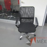 Lote 019 - 5 Sillas ejecutivas con ruedas, descansabrazos, respaldo en malla y asiento en tela color negro