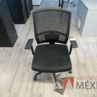Lote 034 - 5 Sillas ejecutivas con ruedas, descansabrazos, respaldo en malla y asiento en tela color negro