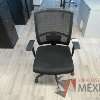 Lote 033 - 5 Sillas ejecutivas con ruedas, descansabrazos, respaldo en malla y asiento en tela color negro - Imagen 3