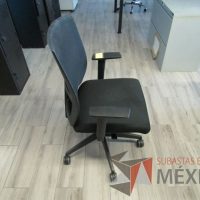 Lote 033 - 5 Sillas ejecutivas con ruedas, descansabrazos, respaldo en malla y asiento en tela color negro - Imagen 4