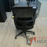 Lote 033 - 5 Sillas ejecutivas con ruedas, descansabrazos, respaldo en malla y asiento en tela color negro - Imagen 5