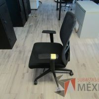 Lote 033 - 5 Sillas ejecutivas con ruedas, descansabrazos, respaldo en malla y asiento en tela color negro - Imagen 6
