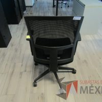 Lote 033 - 5 Sillas ejecutivas con ruedas, descansabrazos, respaldo en malla y asiento en tela color negro - Imagen 7