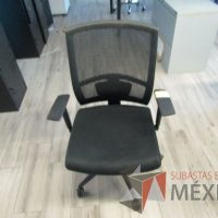 Lote 033 - 5 Sillas ejecutivas con ruedas, descansabrazos, respaldo en malla y asiento en tela color negro - Imagen 8
