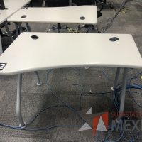 Lote 023 - Mesa de trabajo, patas metálicas y cubierta color beige con orificios para cable - Imagen 10