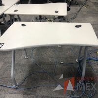 Lote 023 - Mesa de trabajo, patas metálicas y cubierta color beige con orificios para cable - Imagen 12