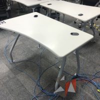 Lote 023 - Mesa de trabajo, patas metálicas y cubierta color beige con orificios para cable - Imagen 5