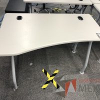 Lote 023 - Mesa de trabajo, patas metálicas y cubierta color beige con orificios para cable