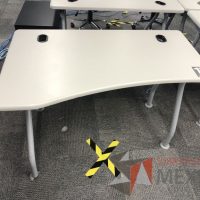 Lote 023 - Mesa de trabajo, patas metálicas y cubierta color beige con orificios para cable - Imagen 8