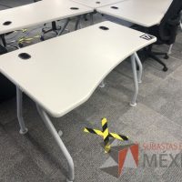 Lote 023 - Mesa de trabajo, patas metálicas y cubierta color beige con orificios para cable - Imagen 2