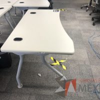 Lote 023 - Mesa de trabajo, patas metálicas y cubierta color beige con orificios para cable - Imagen 13