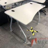 Lote 023 - Mesa de trabajo, patas metálicas y cubierta color beige con orificios para cable - Imagen 7