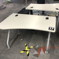 Lote 023 - Mesa de trabajo, patas metálicas y cubierta color beige con orificios para cable - Imagen 11