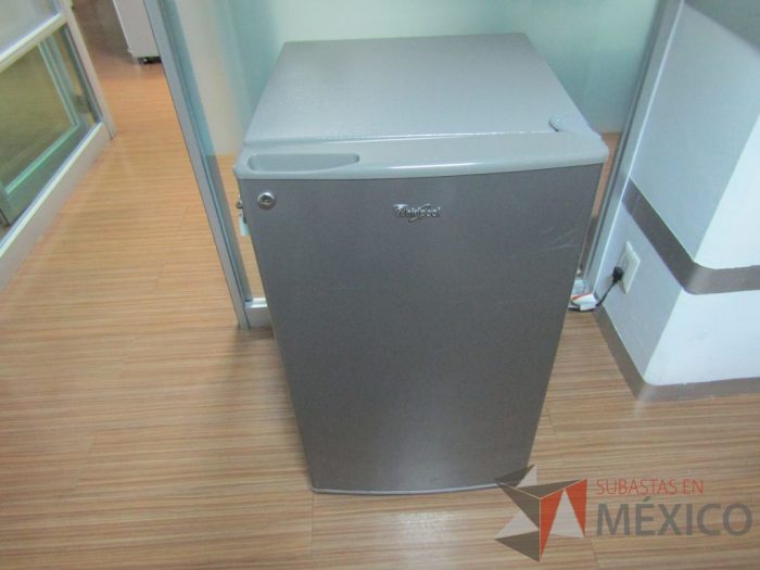 Lote 099 - Frigobar marca WHIRLPOOL