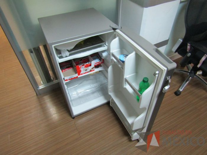 Lote 099 - Frigobar marca WHIRLPOOL - Imagen 3