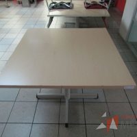 Lote 125 - Mesa cuadrada con base metálica y cubierta color madera - Imagen 3