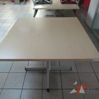 Lote 125 - Mesa cuadrada con base metálica y cubierta color madera