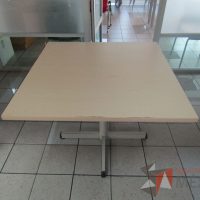 Lote 125 - Mesa cuadrada con base metálica y cubierta color madera - Imagen 7
