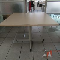 Lote 125 - Mesa cuadrada con base metálica y cubierta color madera - Imagen 8