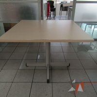 Lote 125 - Mesa cuadrada con base metálica y cubierta color madera - Imagen 9