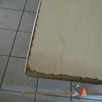Lote 125 - Mesa cuadrada con base metálica y cubierta color madera - Imagen 12