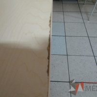 Lote 125 - Mesa cuadrada con base metálica y cubierta color madera - Imagen 13