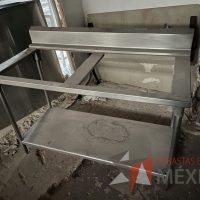 Lote 002 - Mesa de trabajo con 2 espacios y 1 entrepaño de acero inoxidable - Imagen 3