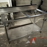 Lote 002 - Mesa de trabajo con 2 espacios y 1 entrepaño de acero inoxidable - Imagen 4