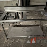 Lote 002 - Mesa de trabajo con 2 espacios y 1 entrepaño de acero inoxidable - Imagen 5