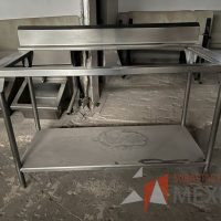 Lote 002 - Mesa de trabajo con 2 espacios y 1 entrepaño de acero inoxidable - Imagen 6