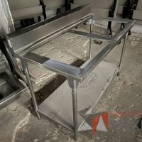 Lote 002 - Mesa de trabajo con 2 espacios y 1 entrepaño de acero inoxidable - Imagen 8