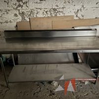 Lote 011 - Mesa de trabajo con 1 entrepaño de acero inoxidable - Imagen 5