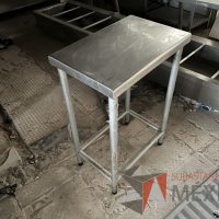 Lote 014 - Mesa de apoyo de acero inoxidable