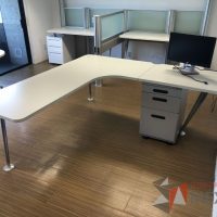 Lote 058 - Escritorio en escuadra con archivero de 3 cajones