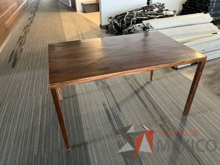 Lote 001 - Mesa de trabajo rectangular con 4 patas color café - Imagen 2