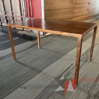Lote 001 - Mesa de trabajo rectangular con 4 patas color café - Imagen 3