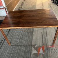 Lote 001 - Mesa de trabajo rectangular con 4 patas color café