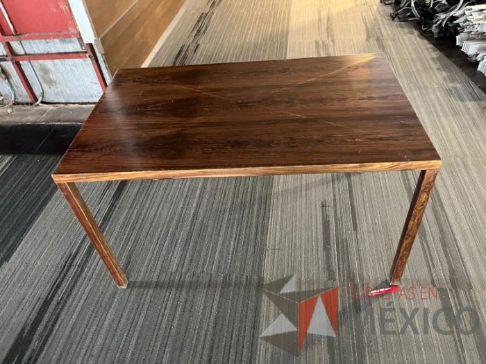 Lote 001 - Mesa de trabajo rectangular con 4 patas color café