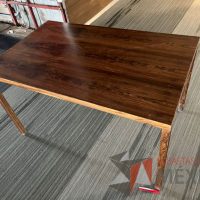 Lote 001 - Mesa de trabajo rectangular con 4 patas color café - Imagen 6