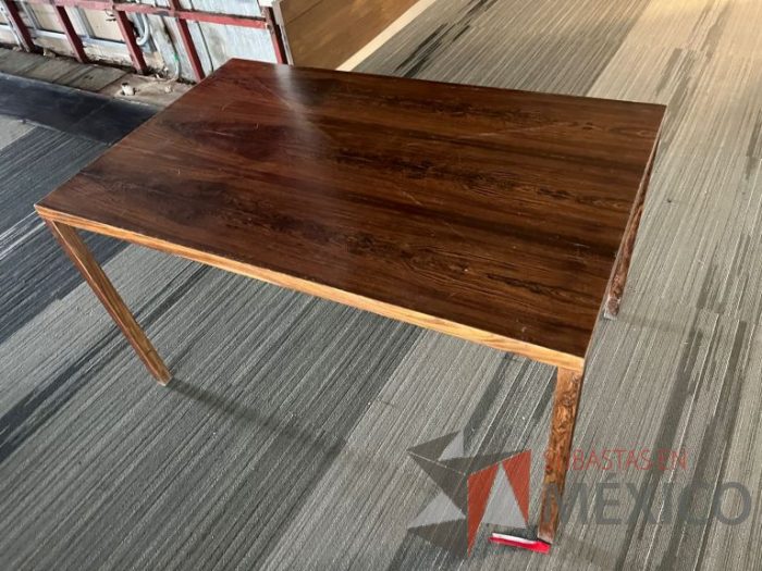 Lote 001 - Mesa de trabajo rectangular con 4 patas color café - Imagen 6