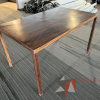 Lote 001 - Mesa de trabajo rectangular con 4 patas color café - Imagen 7